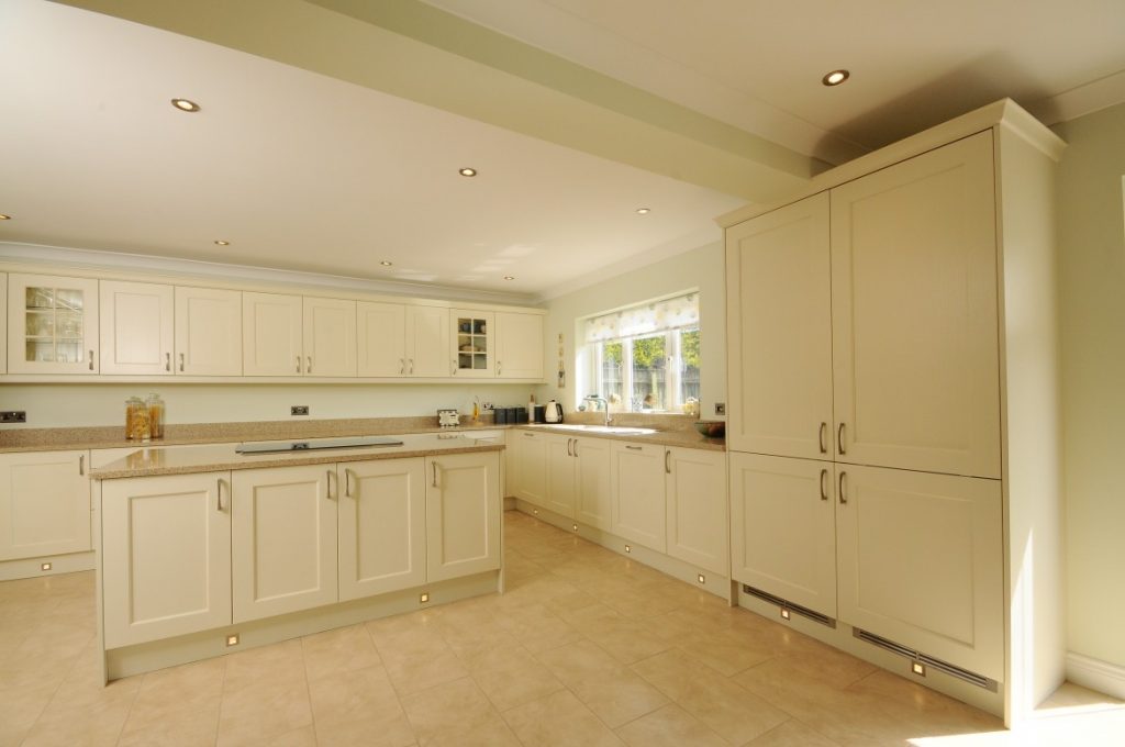 Ivory Wakefield shaker kitchen with Silestone island and downdraft extractor